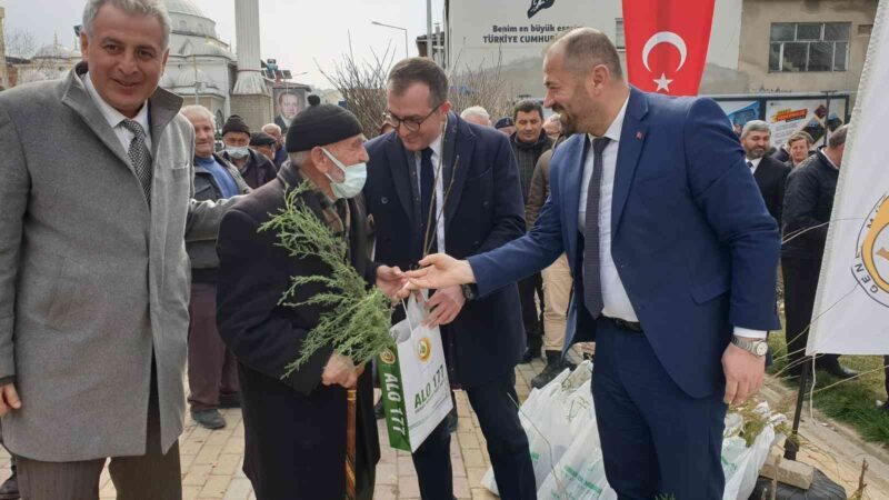 Orhaneli’de 7 bin 600 adet fidan ücretsiz dağıtıldı Orhaneli Orman İşletme Müdürlüğü tarafından 21 Mart Orman Haftası nedeniyle