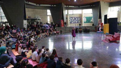 Osmangazi’de çocuklar tiyatroyla eğlendi