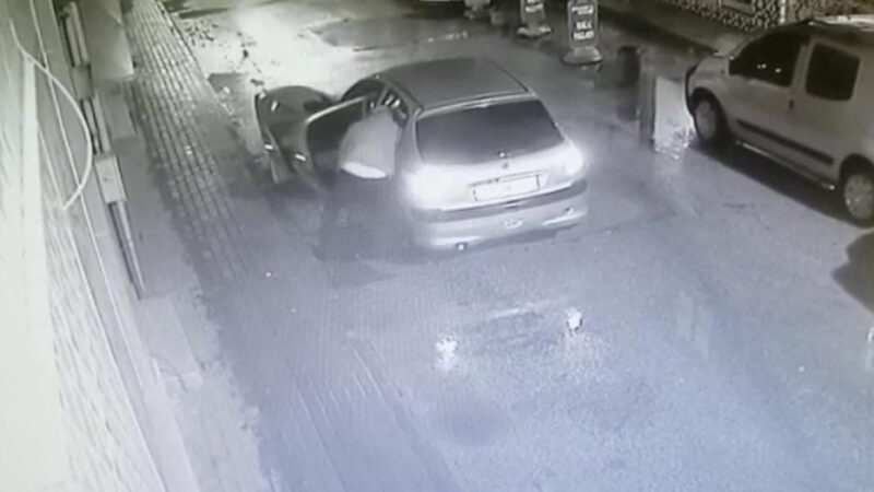 Bursa’da gece saatlerinde otomobili ile sokak üzerindeki rögar kapağını çalarak