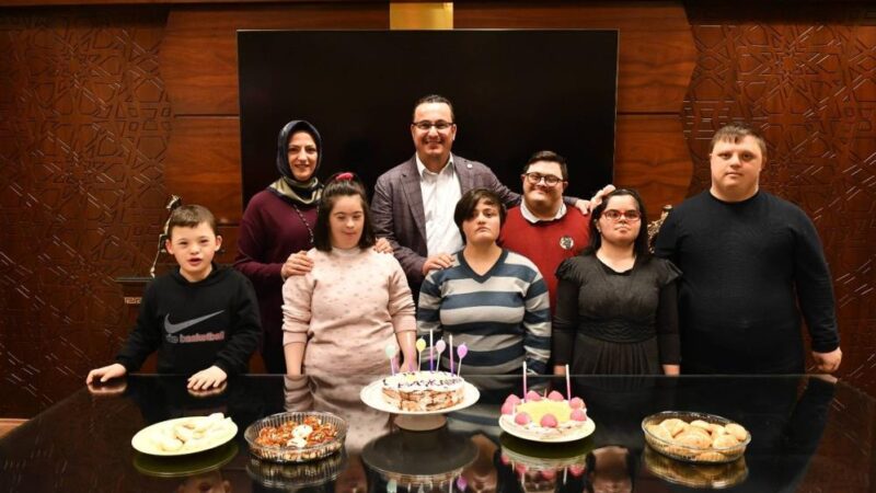 Özel çocuklardan Başkan Kanar’a sürpriz Down sendromlu çocuklar, kendi yaptıkları pastayla Mustafakemalpaşa Belediye Başkanı Mehmet
