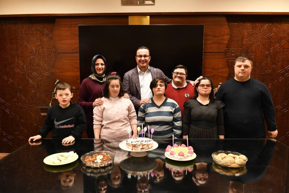 Özel çocuklardan Başkan Kanar’a sürpriz Özel çocuklardan Başkan Kanar’a sürpriz