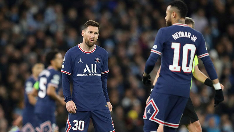Fransız basını, Paris Saint-Germain soyunma odasındaki gerginliği yazarken oyuncuların gruplaştığına