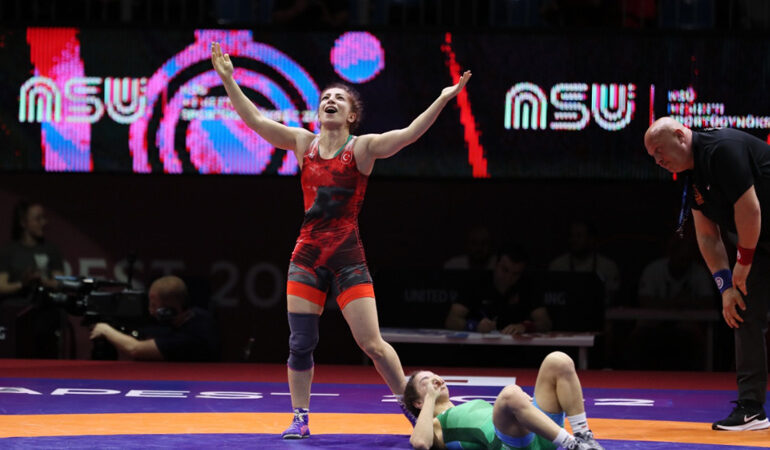 Avrupa Güreş Şampiyonası kadınlar 50 kilo finalinde Evin Demirhan Yavuz,