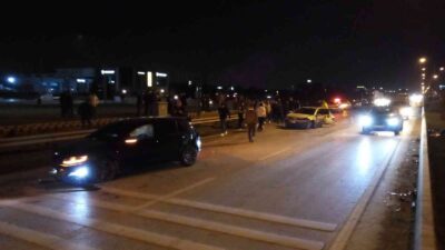 Bursa’da sollarken 2 araca çarptı: 2 yaralı