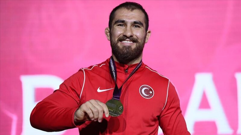 Macaristan'da düzenlenen Avrupa Güreş Şampiyonası'nda serbest stil 92 kiloda mücadele