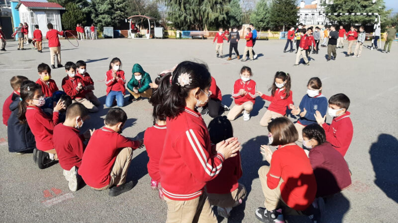 “Oyna! Eğlen! Öğren!” projesi ile öğrenciler öğrenirken eğleniyor Bursa Karacabey Cumhuriyet İlkokulu öğretmenlerinden Seniye DOĞAN ve Şanlıurfa Haliliye