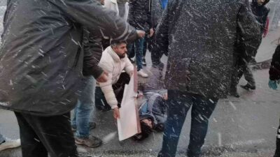Bursa’da yaralıyı kar yağışından kartonla korudular