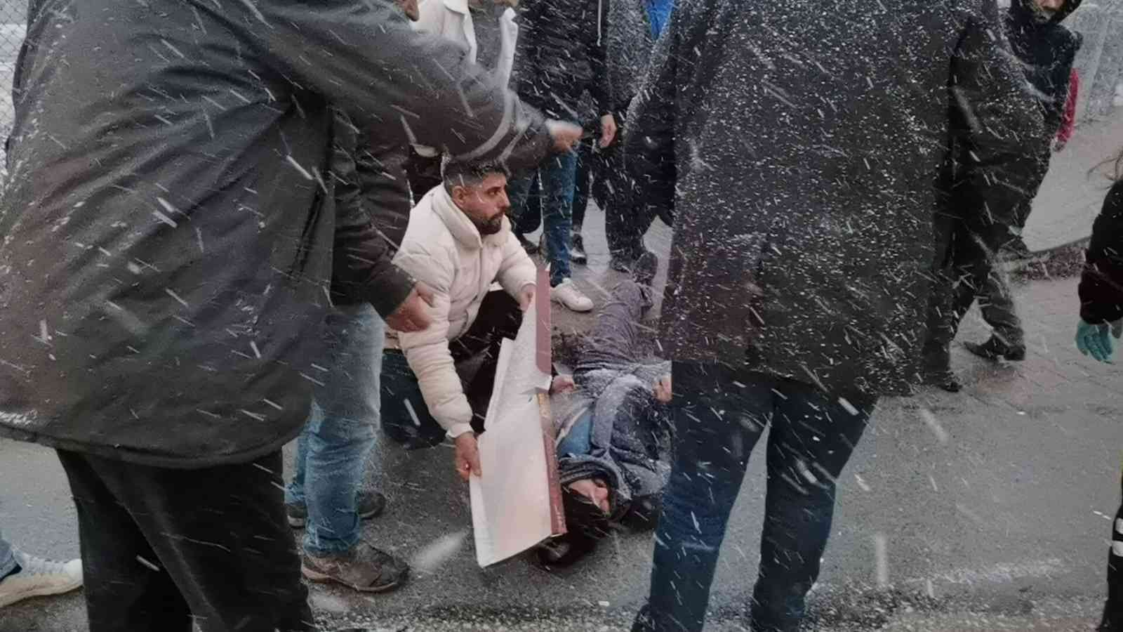 Bursa’da yaralıyı kar yağışından kartonla korudular