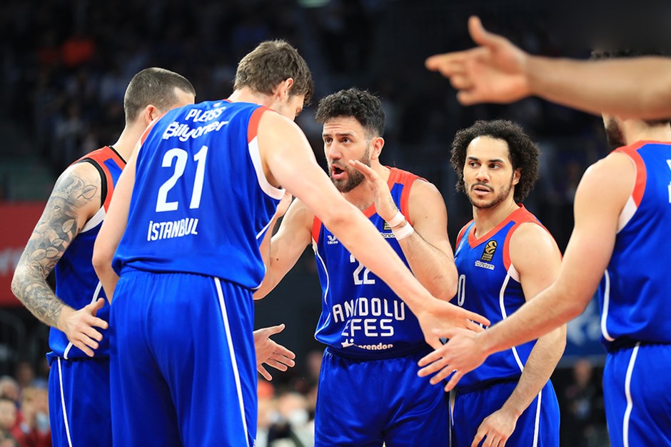 Anadolu Efes Euroleague’de Final Four’a yükseldi Anadolu Efes Euroleague’de Final Four’a yükseldi