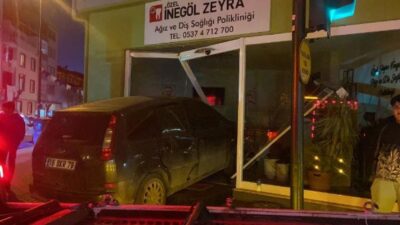 Bursa’da feci kaza! Otomobiliyle iş yerine daldı