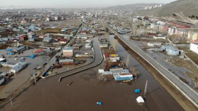 Kar hızla eridi, evler su altında kaldı