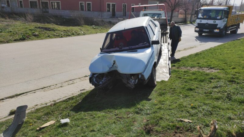 Bursa'nın İnegöl ilçesinde kontrolden çıkarak refüjdeki ağaca çarpan otomobilin sürücüsü