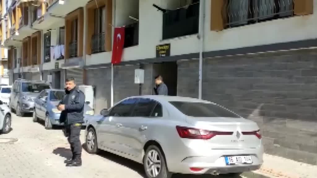 Bursa’da şehidin evine Türk bayrağı asıldı