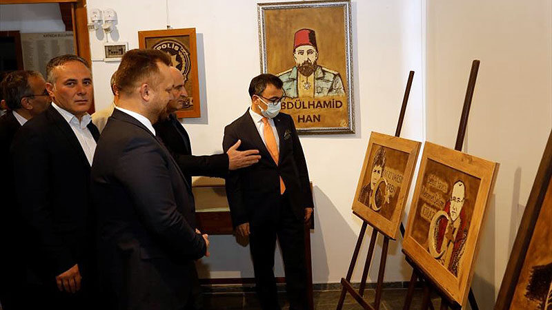Polis Haftası kapsamında ‘Mehmet Gün Kişisel Yakma Sergisi’ açıldı İnegöl Belediyesi, Polis Haftası kapsamında Polis Memuru Mehmet Gün’ün el