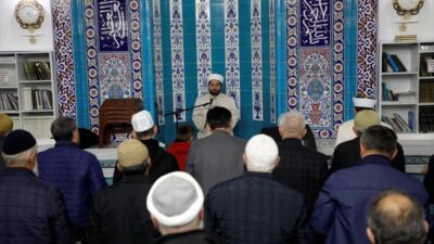 Hafız Ali Derman teravihte İnegöl cemaati ile buluştu