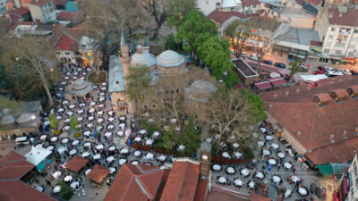 Bursa’daki tarihi meydan iftar sofraları ile donatıldı