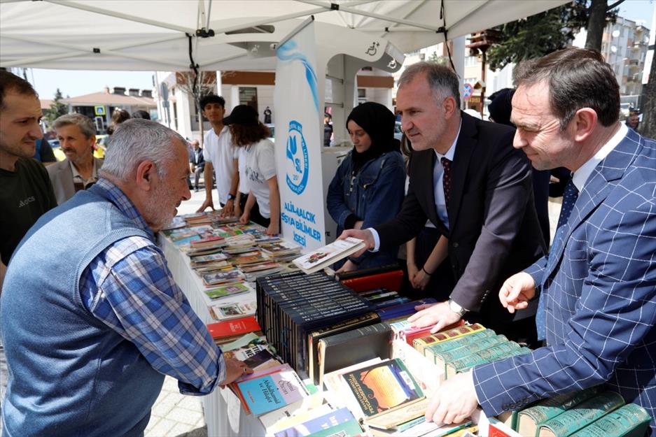 Dünya Kitap Hediye Etme Günü’nde 2 bin kitap dağıtıldı