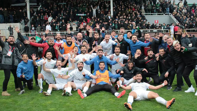 Bursa ekibi 3. Lig’in kapısında Yalova'daki karşılaşmada İstanbul Bayburt 1918 FK'yı 2-1 mağlup eden Bursa