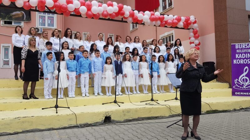 Nilüfer Kadın Korosu’ndan öğrencilerle konser Nilüfer Kadın Korosu, 23 Nisan 'da Osmangazi ilçesi Emek Mahallesi'ndeki