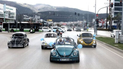 Bursa’da otizmli çocuklar, mavi balonlarla süslenen “Vosvoslarla” şehir turu attı