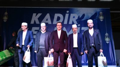 Adnan Menderes Meydanı’nda cemaat rükûa eğildi