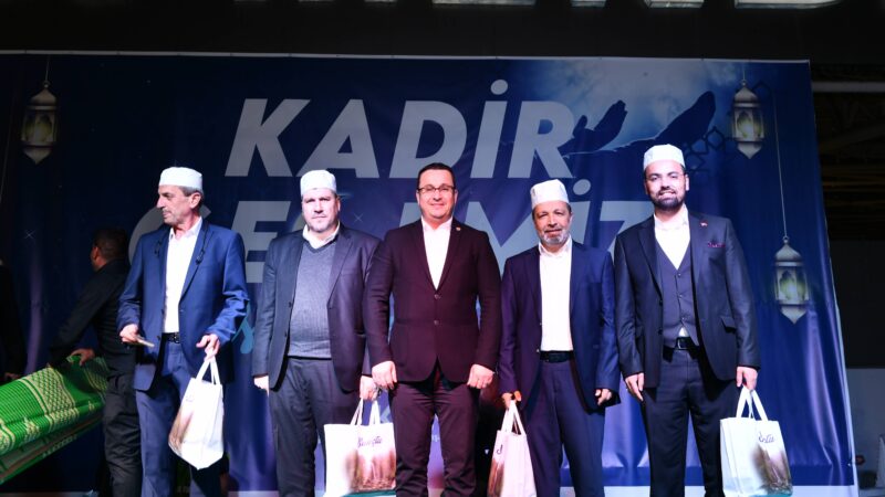 Adnan Menderes Meydanı’nda cemaat rükûa eğildi Merhamet kapılarının sonuna kadar açıldığı, bin aydan daha hayırlısı olan