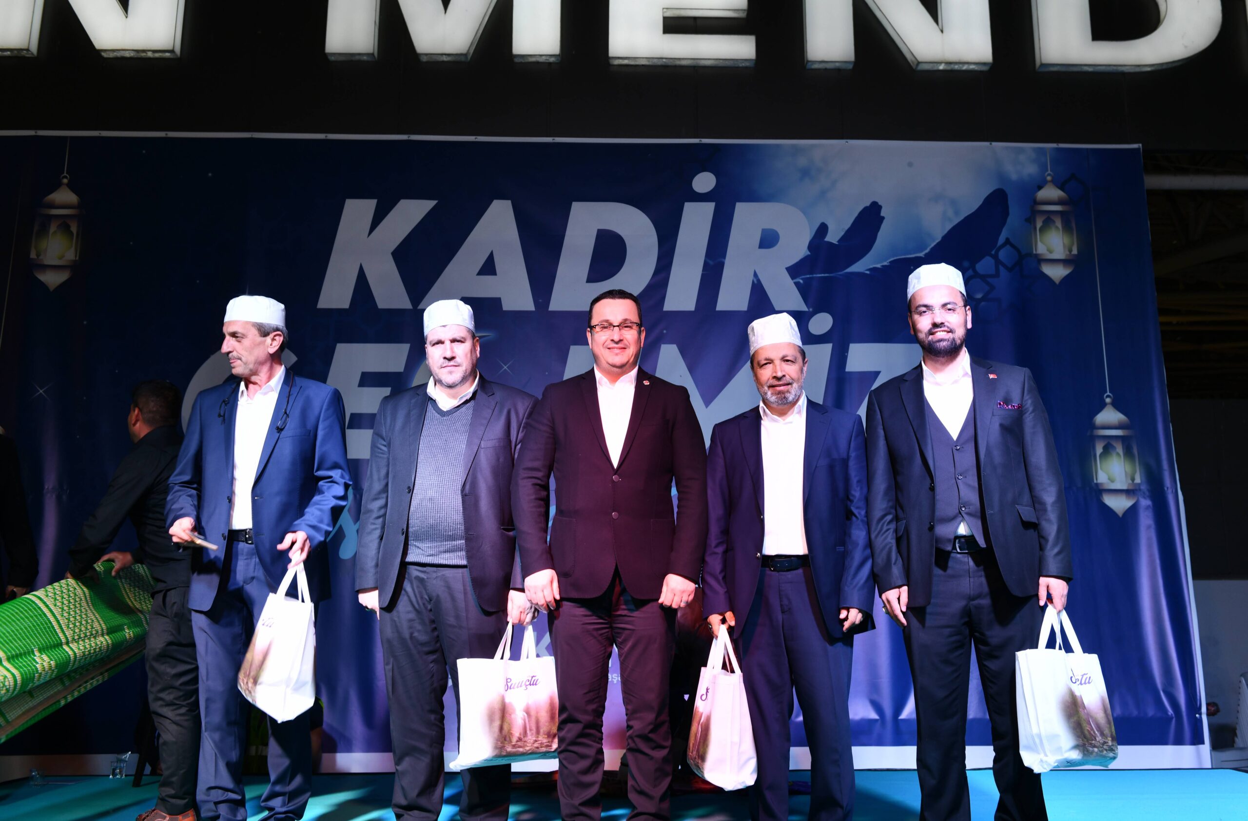 Adnan Menderes Meydanı’nda cemaat rükûa eğildi