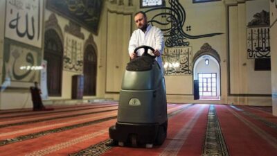 Bursa Ulu Cami’de Ramazan temizliği