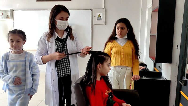 Bursa’da bu müzeyi gezen öğrencilere ücretsiz saç bakımı yapılıyor Bursa’nın 100 yıl önceki çarşısının aynısının kurulduğu müzeyi ziyaret eden