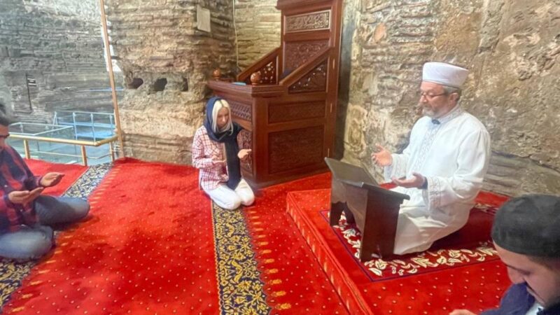 Gezmek için gittiği tarihi kent İznik’te Ayasofya Camiinde okunan ezan