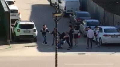 Bursa’da gençlerin yumruklu kavgası kamerada