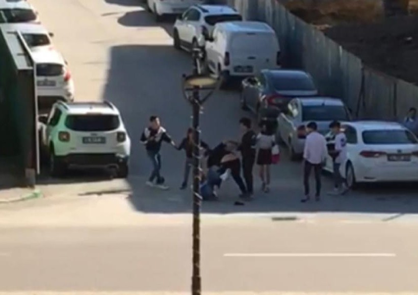 Bursa’da gençlerin yumruklu kavgası kamerada