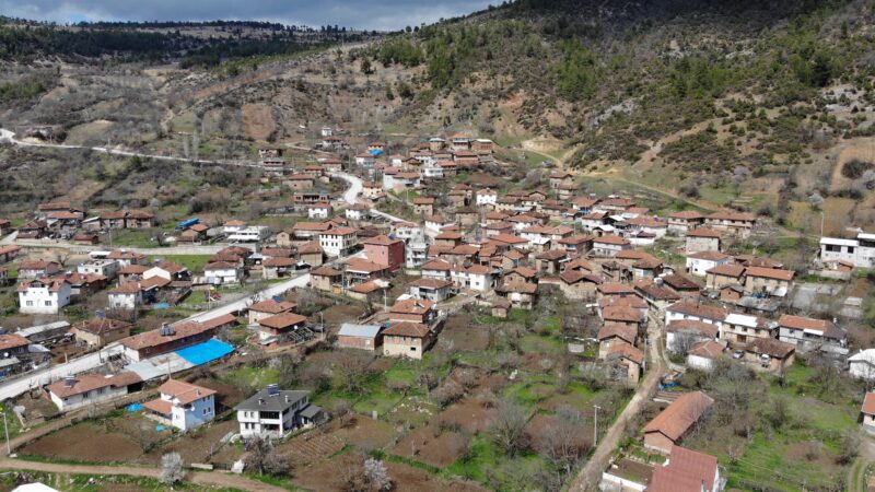 Bursa’ya akın akın geliyorlar! Her şey bu köyün camisi için… Bursa’nın dağ köyünde bulunan tarihi cami; süslemeleriyle çok sayıda ziyaretçiyi