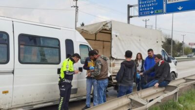 Bursa’da minibüs kamyonete çarptı: Yaralılar var