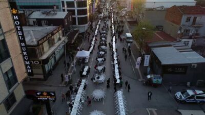 Caddeyi trafiğe kapattılar, 12 bin kişi aynı sofrada iftar yaptı