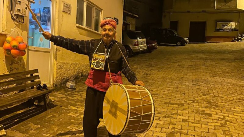 Bursa’da hem sahura kaldırıyor, hem de eğlendiriyor! Civar köyler para teklif etse de… Bursa'da 75 yaşındaki Hüseyin Kayacık, kendine has giyimi ve davuluyla