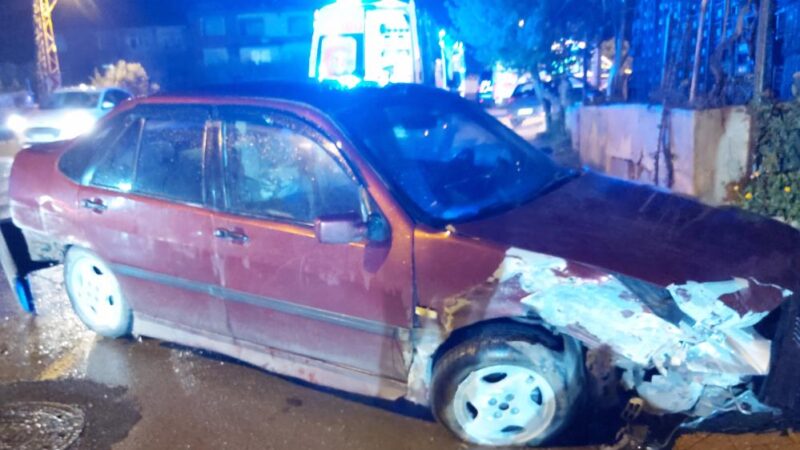 Bursa’da virajı alamayınca… Yaralılar var Bursa'nın İznik ilçesinde virajı alamayan otomobil duvara çarptı. Kazada 5