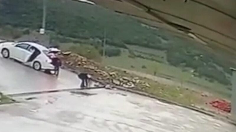 Bursa’da pes dedirten hırsızlık Bursa’da, kimliği belirsiz iki şahıs, yağmur suyu demir mazgallarını çalarak