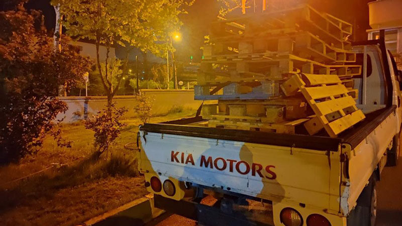 Yer: Bursa… Gece Kartalları suçüstü yakaladı Bursa’nın Kestel ilçesinde bir işyerinden palet çalan hırsızlar, devriye gezen
