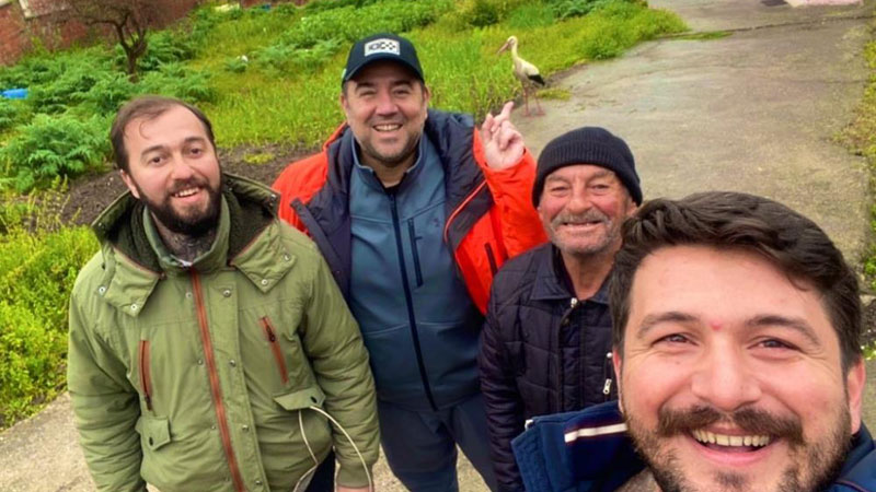 Bursalı ünlü sanatçı, Yaren’i elleriyle besledi