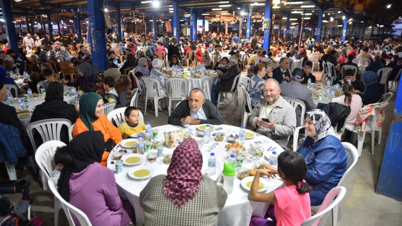 Karacabey’de iftar bereketi Bursa Büyükşehir Belediyesi’nin Karacabey’de düzenlediği iftar programında binlerce vatandaş aynı