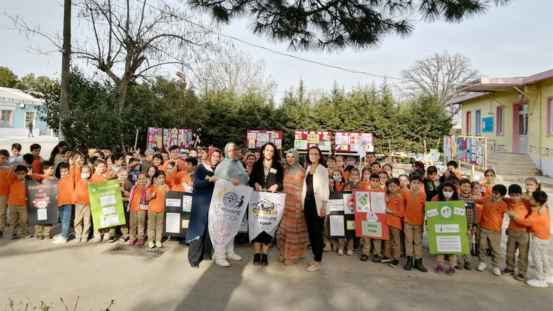 Bursa’da minikler eserlerini okulda sergiledi Bursa’da minikler eserlerini okulda sergiledi