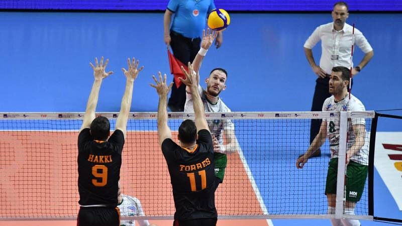 2021-2022 voleybol sezonu AXA Sigorta Efeler Ligi'nde normal sezonu 7.