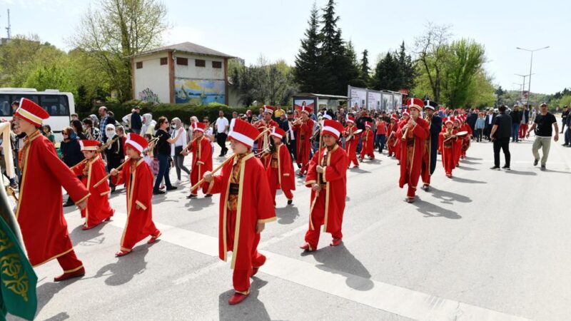 Mustafakemalpaşa Belediyesi Çocuk Mehter Takımı eşliğinde yine çocukların katılımı ile