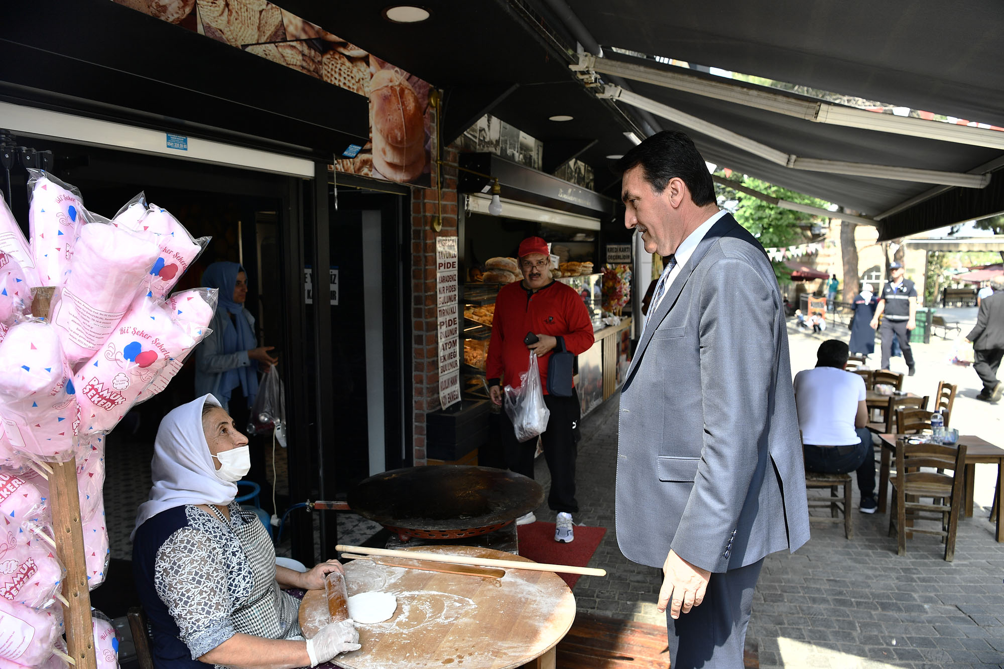 Dündar esnaf ve vatandaşlar ile bayramlaştı