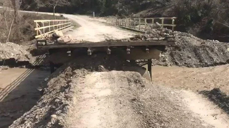 İki kenti birbirine bağlayan 4 köprü yıkıldı İki kenti birbirine bağlayan 4 köprü yıkıldı