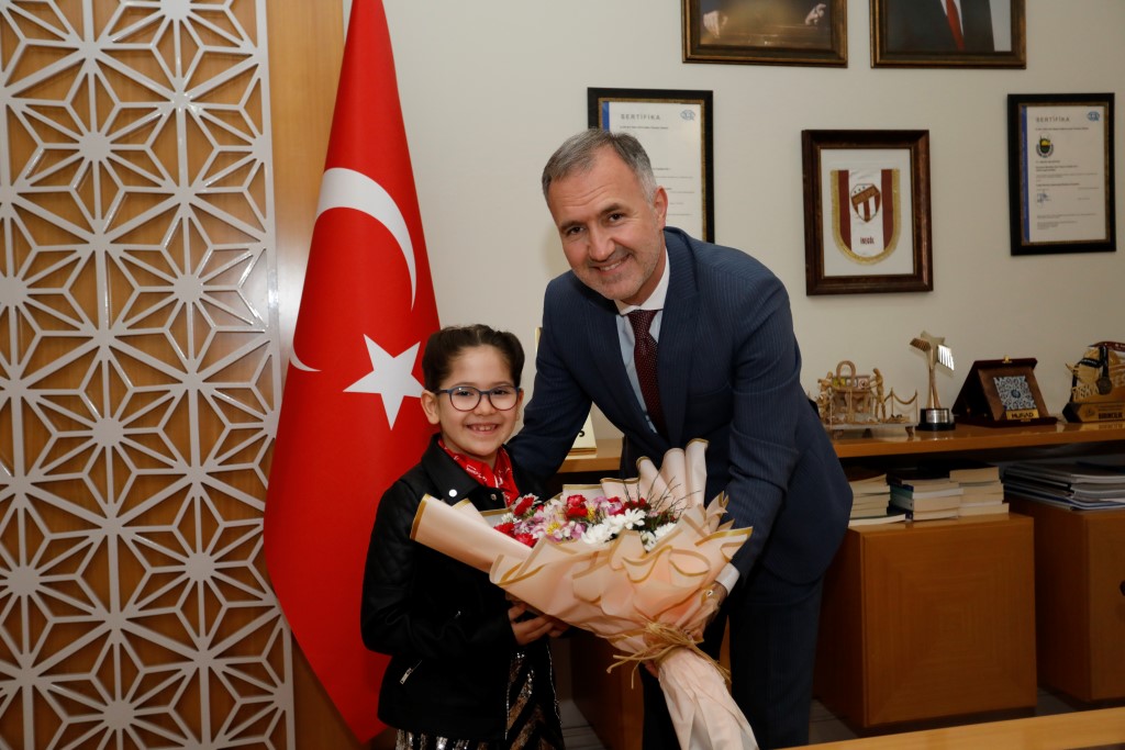 İnegöl Belediyesi’nde makamlar çocukların oldu