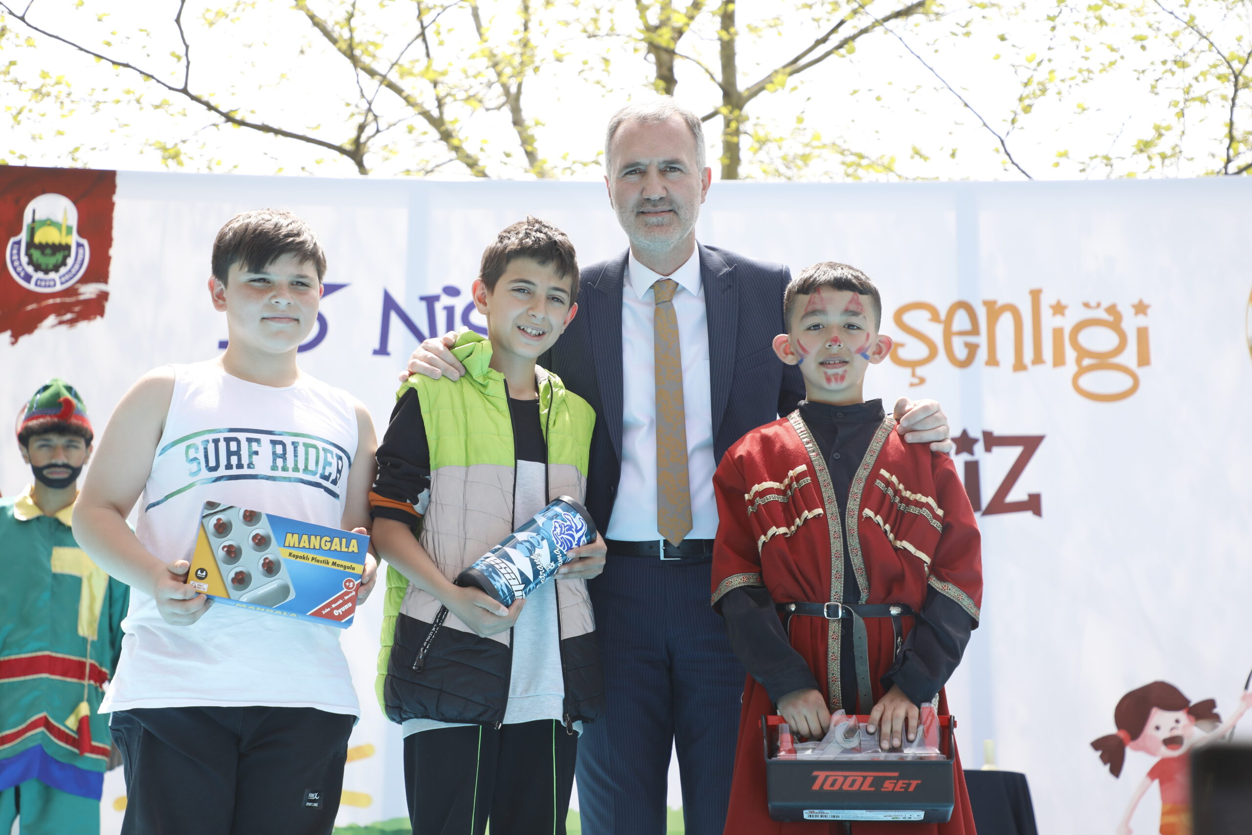 İnegöl’de 23 Nisan Çocuk Şenliği renkli görüntülere sahne oldu