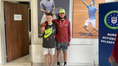 Büyükşehirli tenisçilerden 2 madalya