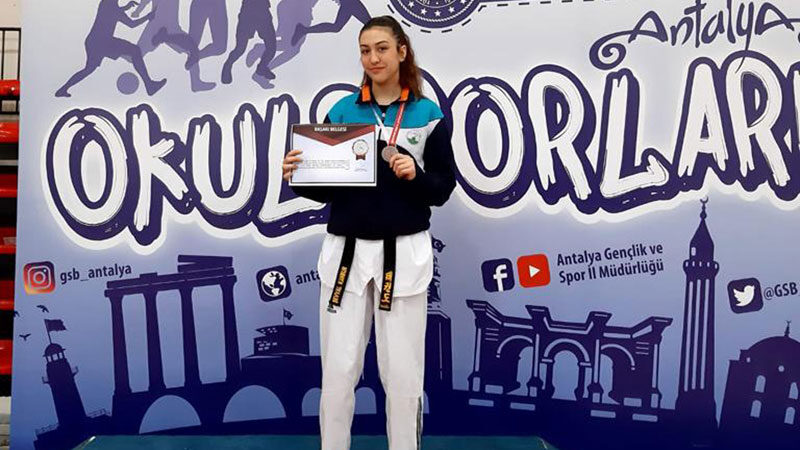 Osmangazi Belediyespor Taekwondo Takımı sporcularından Şevval Melek Kambur, Liseler Arası